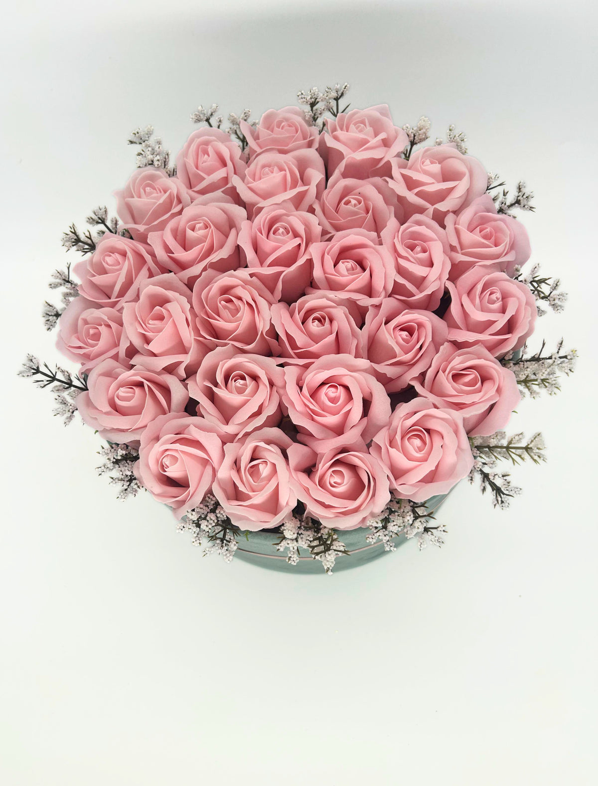 27 de trandafiri de sapun "Pink Romance" in cutie rotunda de catifea.