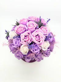Aranjament flori "Lavender Dream",trandafiri de sapun in cutie rotunda.