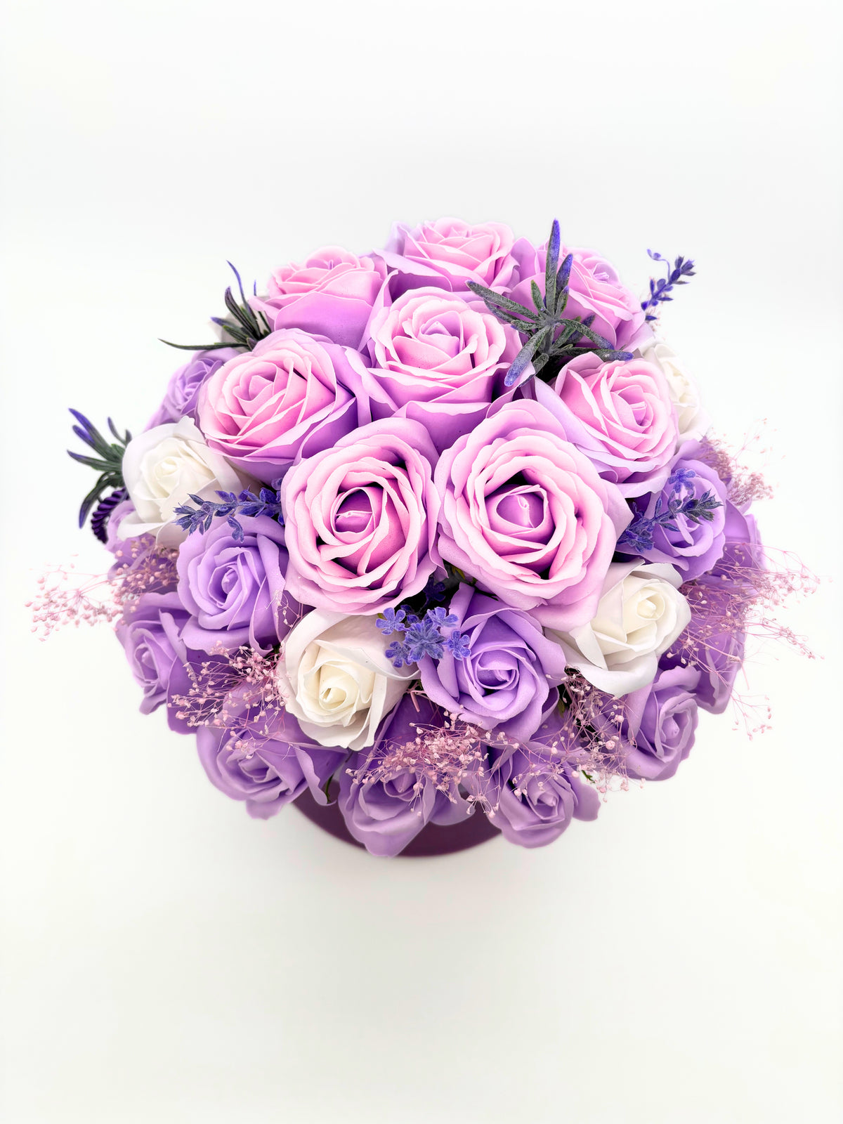Aranjament flori "Lavender Dream",trandafiri de sapun in cutie rotunda.
