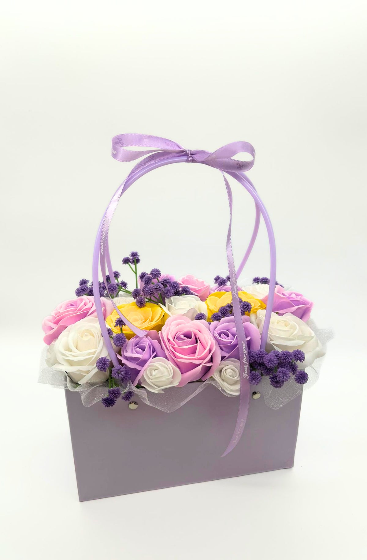 Aranjament din flori parfumate de sapun "LAVENDER GARDEN" tip cosulet cu 17 trandafiri