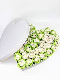 Aranjament floral forever,cutie în formă de inimă alba "Lime heart"