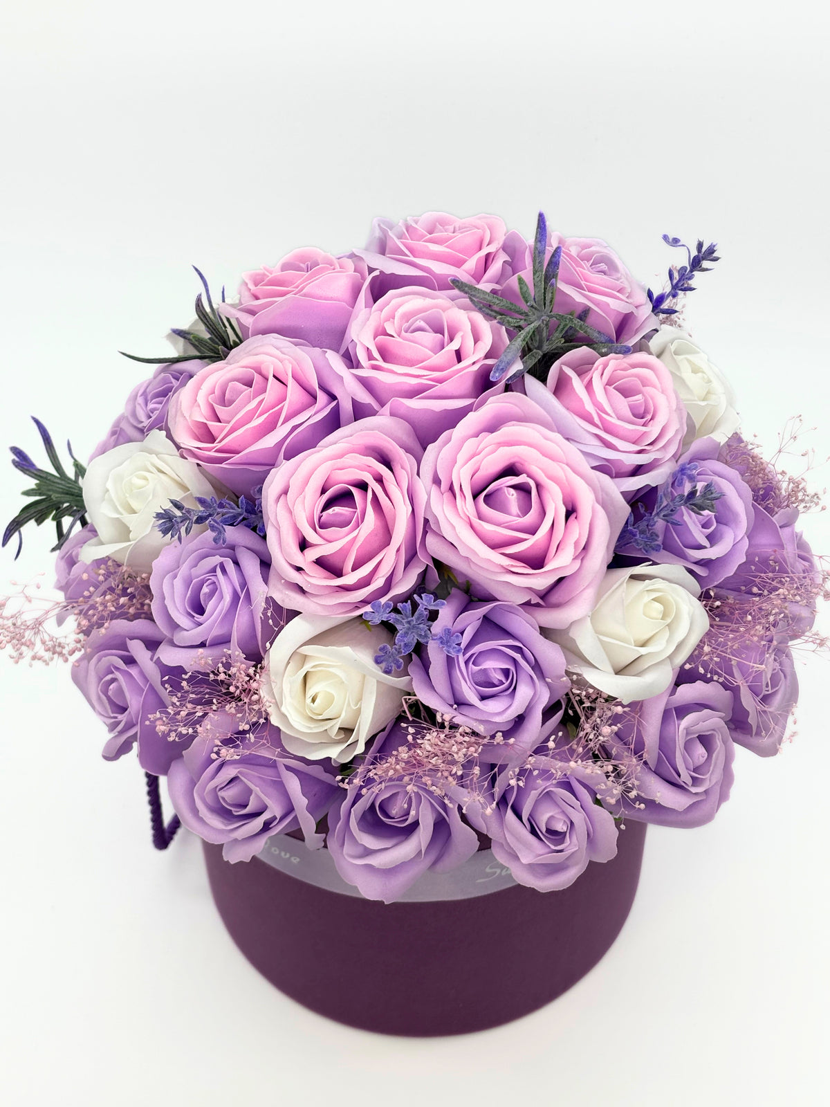 Aranjament flori "Lavender Dream",trandafiri de sapun in cutie rotunda.