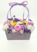 Aranjament din flori parfumate de sapun "LAVENDER GARDEN" tip cosulet cu 17 trandafiri