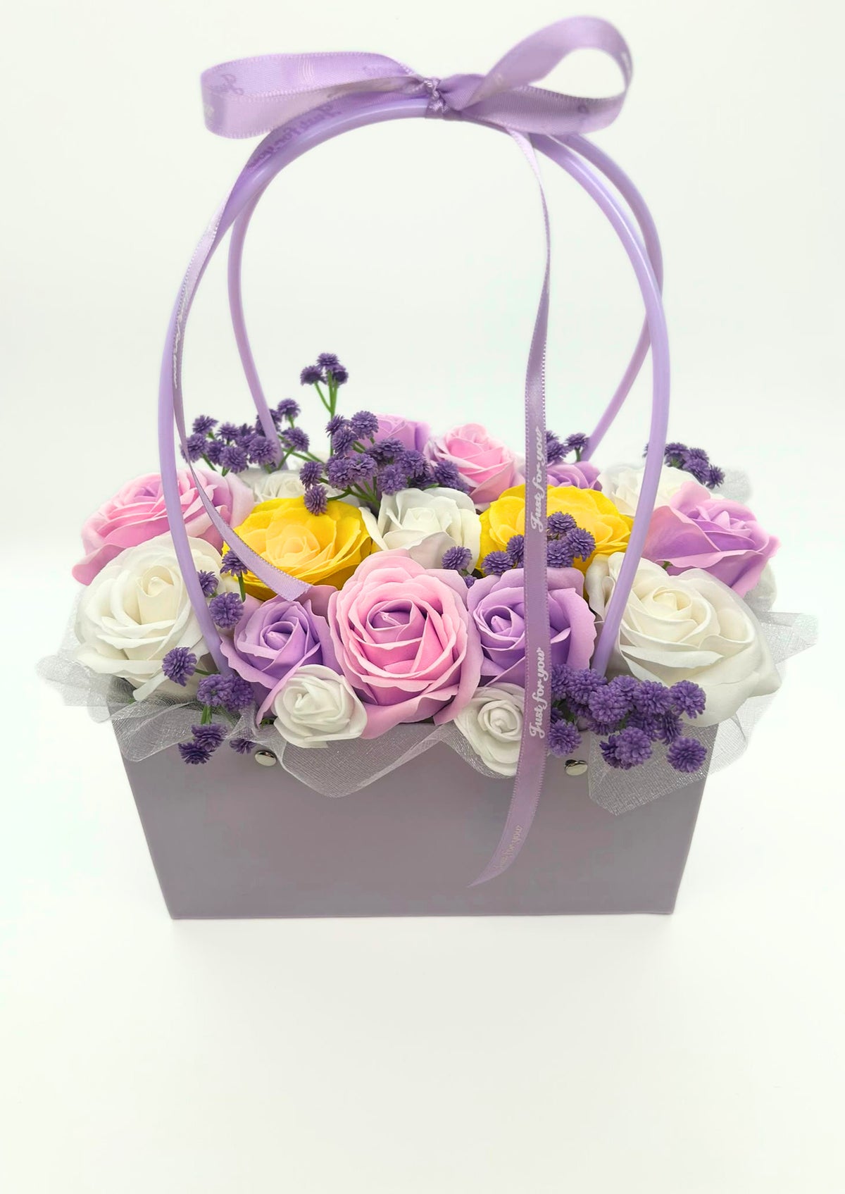 Aranjament din flori parfumate de sapun "LAVENDER GARDEN" tip cosulet cu 17 trandafiri