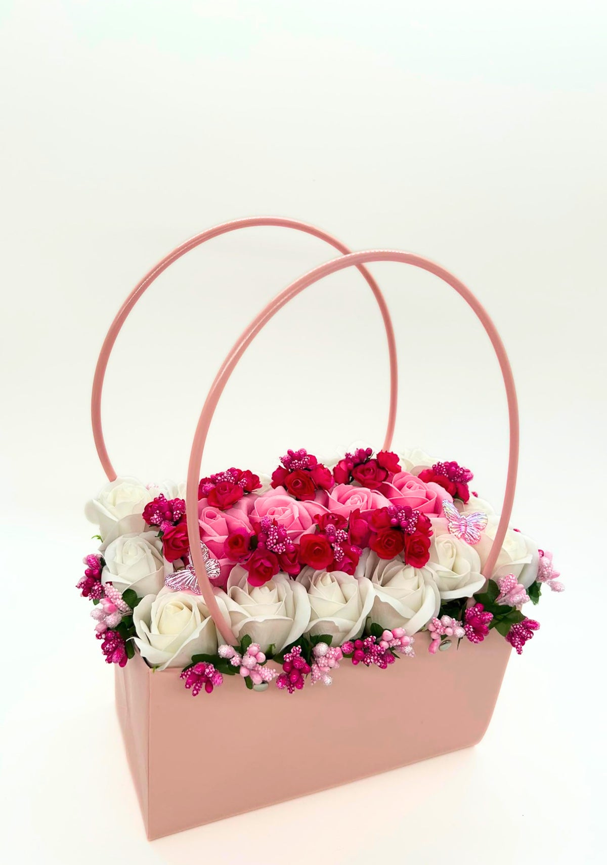 Aranjament din flori parfumate de sapun "PINK ROMANCE" tip cosulet cu 17 trandafiri