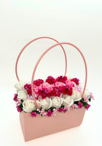 Aranjament din flori parfumate de sapun "PINK ROMANCE" tip cosulet cu 17 trandafiri