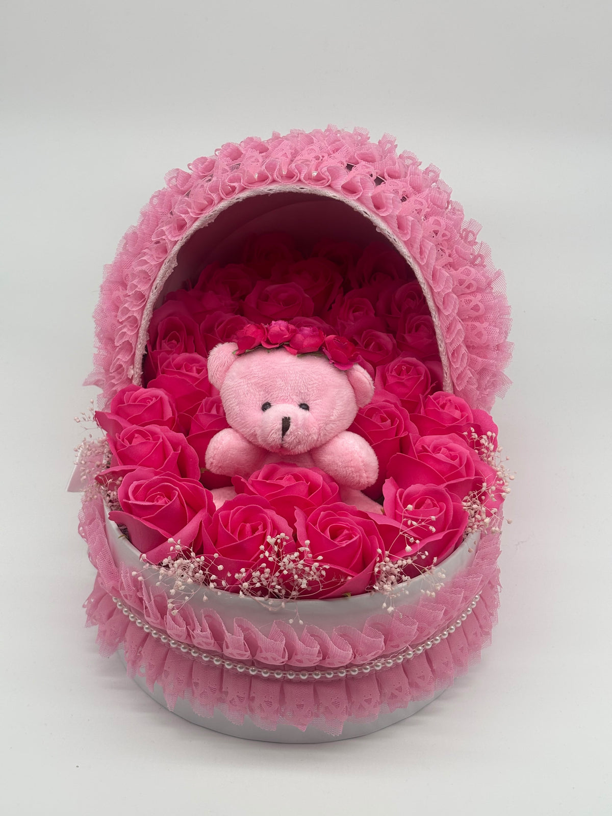 Aranjament floral pentru botez/Bebe cu Trandafiri de sapun și Ursuleț