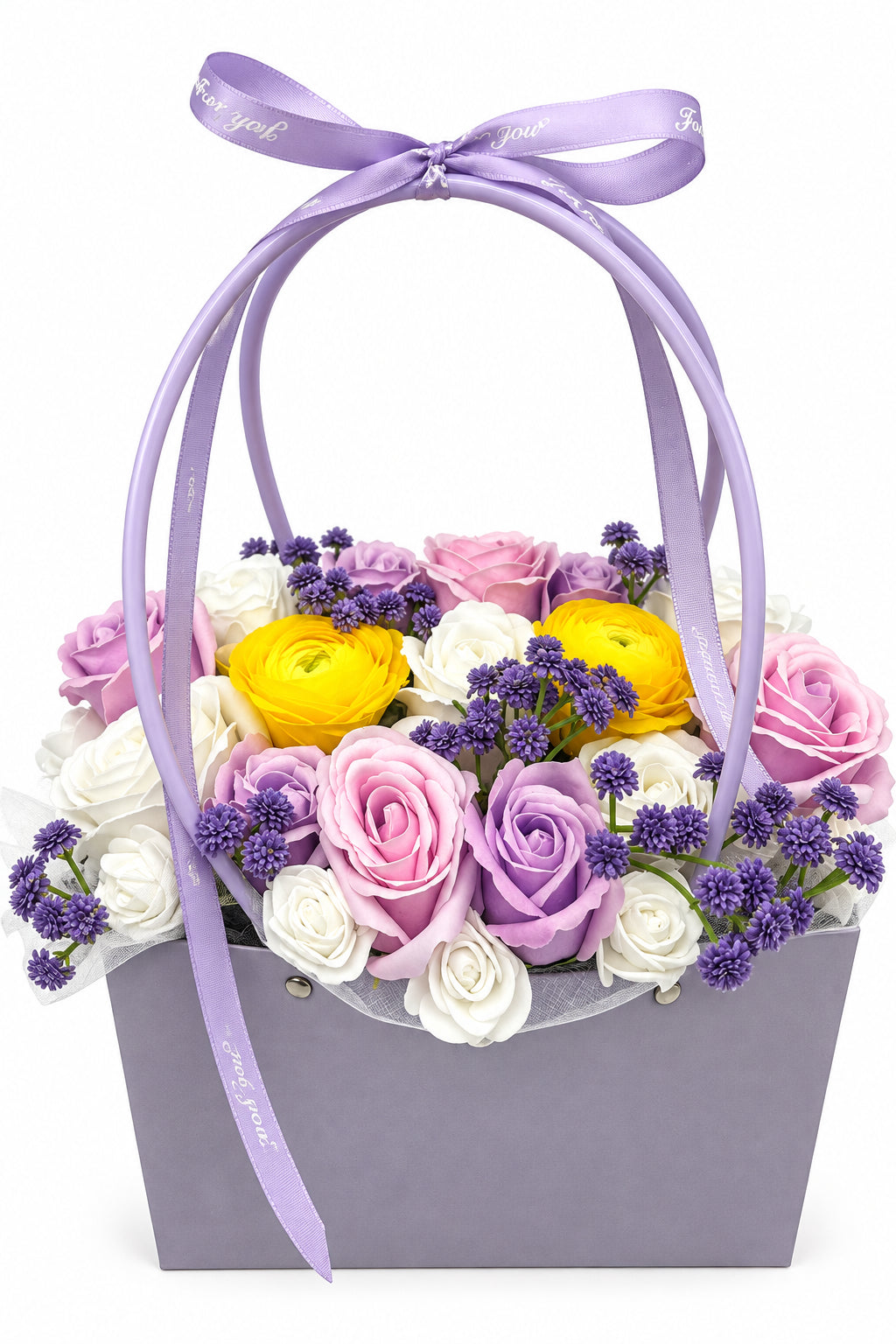 Aranjament din flori parfumate de sapun "LAVENDER GARDEN" tip cosulet cu 17 trandafiri