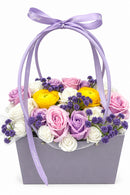 Aranjament din flori parfumate de sapun "LAVENDER GARDEN" tip cosulet cu 17 trandafiri