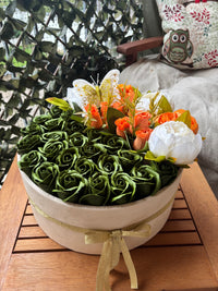 Aranjament floral in cutie rotunda bej de catifea,cu trandafir de sapun "Forest Sunset"