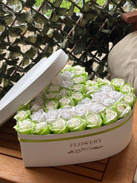 Aranjament floral forever,cutie în formă de inimă alba "Lime heart"