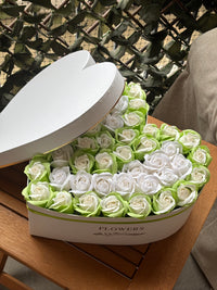 Aranjament floral forever,cutie în formă de inimă alba "Lime heart"