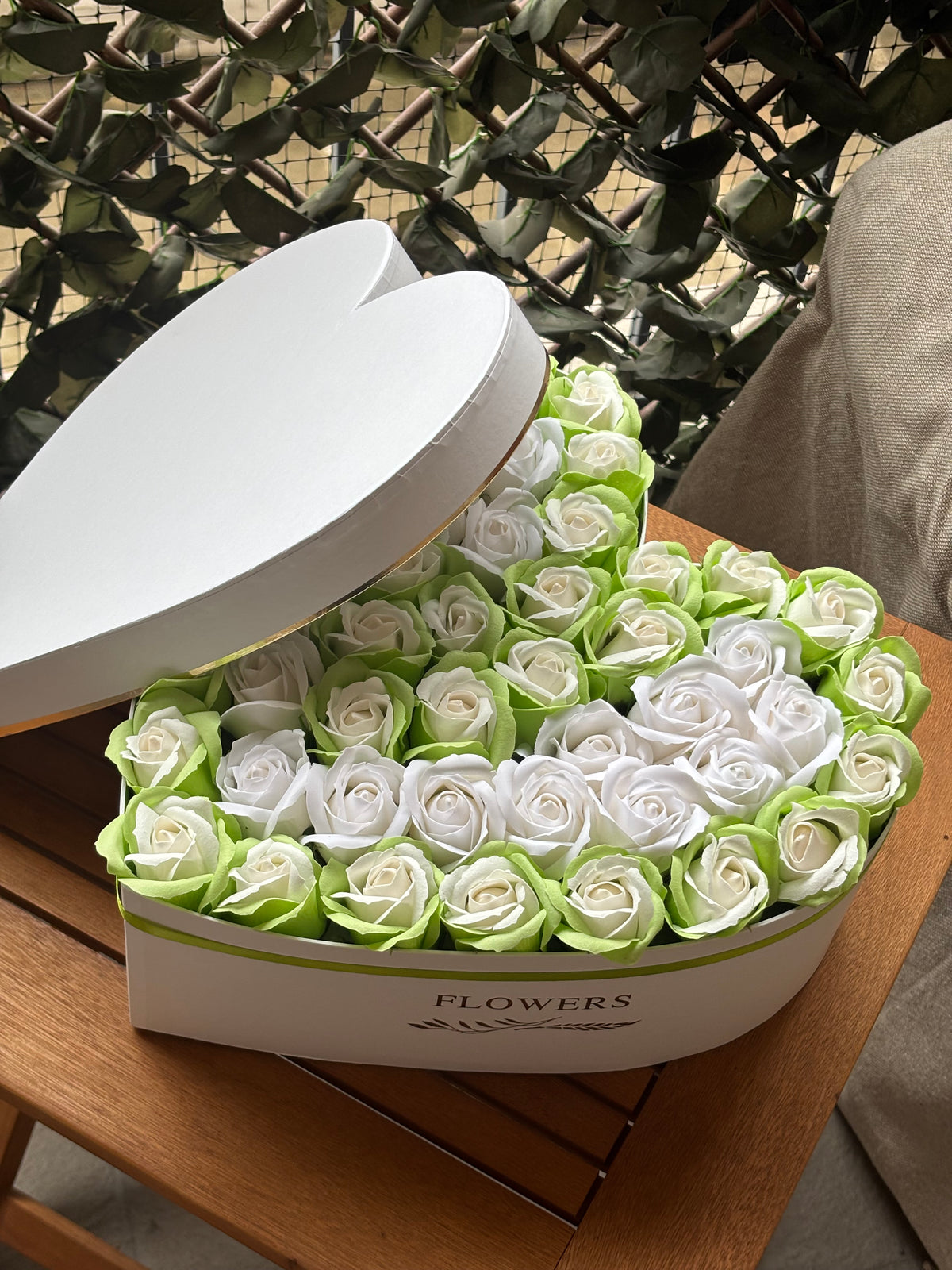 Aranjament floral forever,cutie în formă de inimă alba "Lime heart"