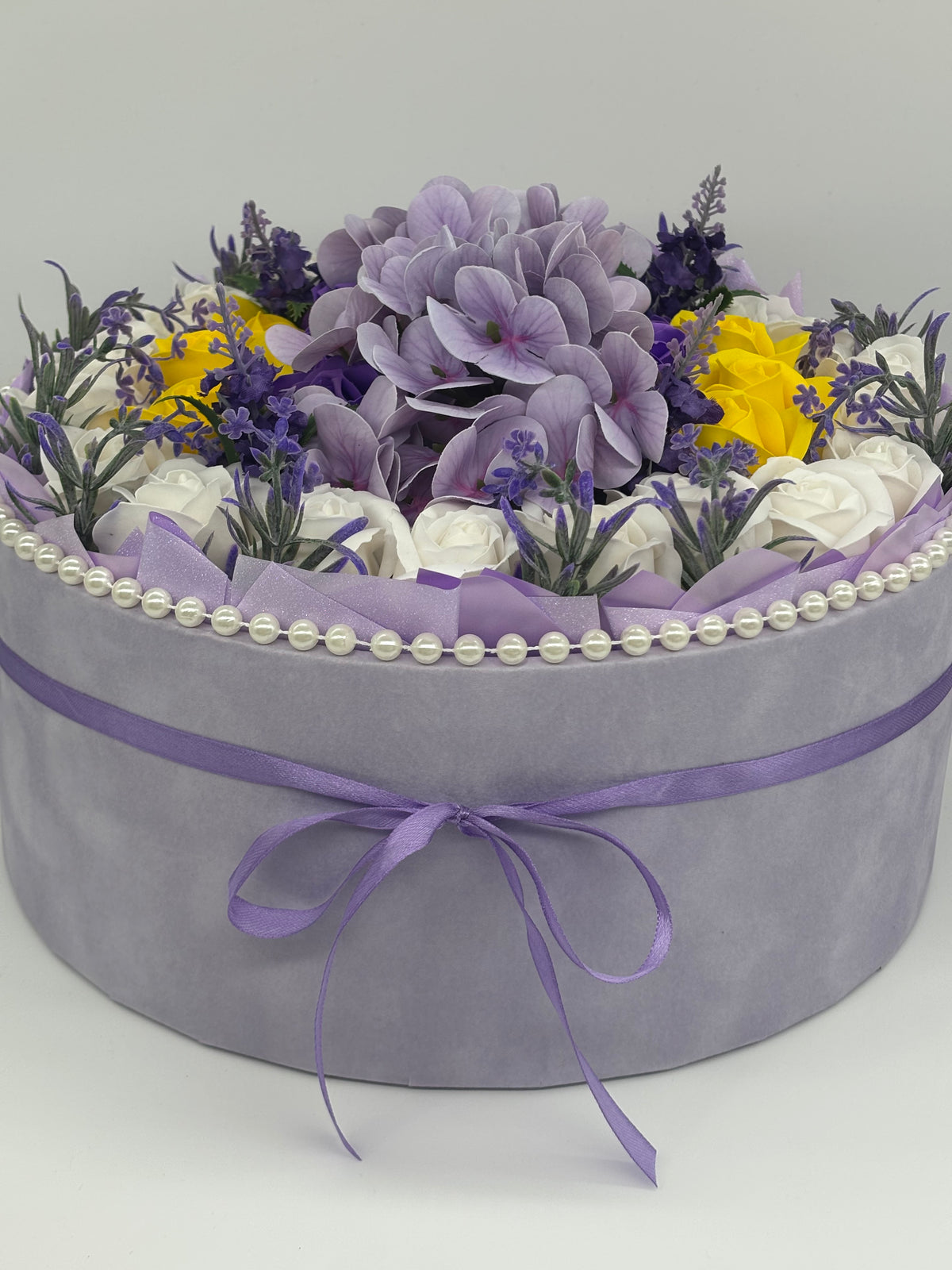 Aranjament cu Hortensie și Trandafiri de sapun in cutie de catifea."Lavender Sunshine"