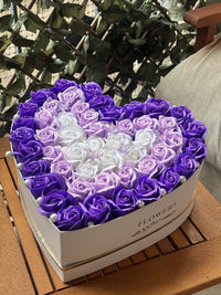 Aranjament floral forever,cutie în formă de inimă alba "Royal Purple Heart"