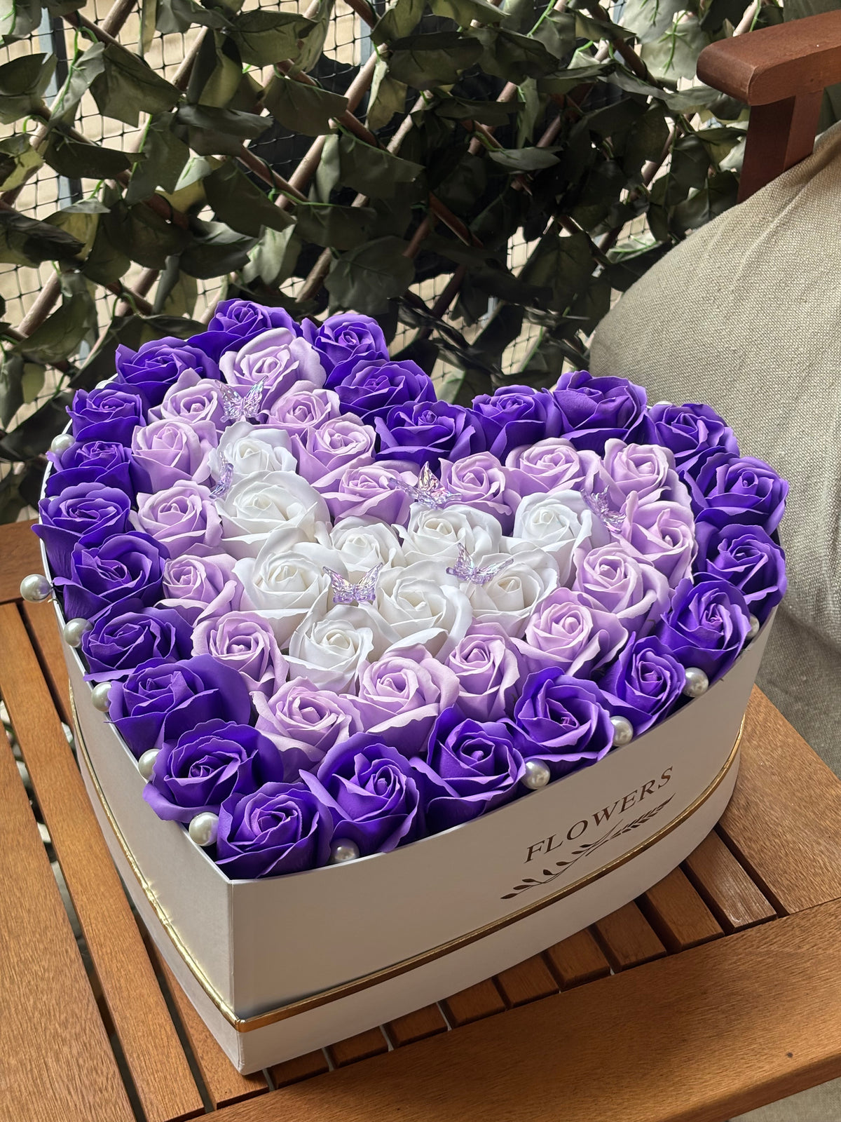 Aranjament floral forever,cutie în formă de inimă alba "Royal Purple Heart"
