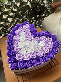 Aranjament floral forever,cutie în formă de inimă alba "Royal Purple Heart"