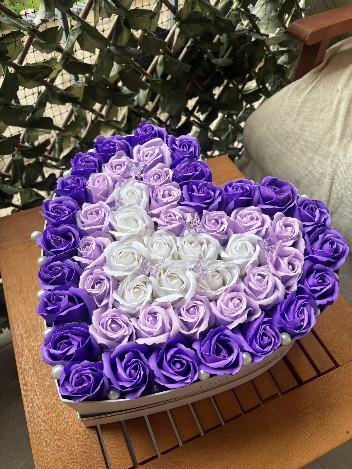 Aranjament floral forever,cutie în formă de inimă alba "Royal Purple Heart"
