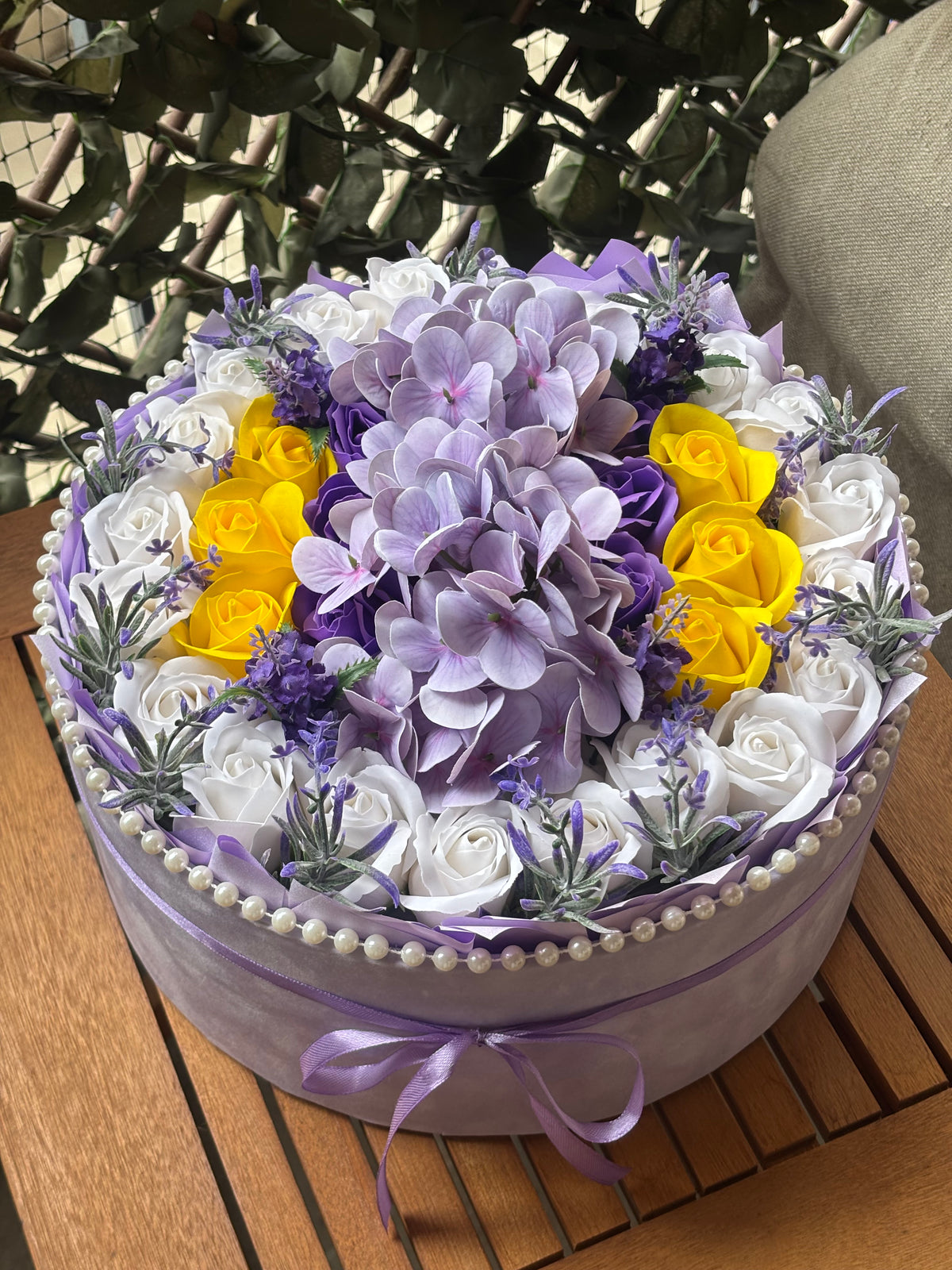 Aranjament cu Hortensie și Trandafiri de sapun in cutie de catifea."Lavender Sunshine"