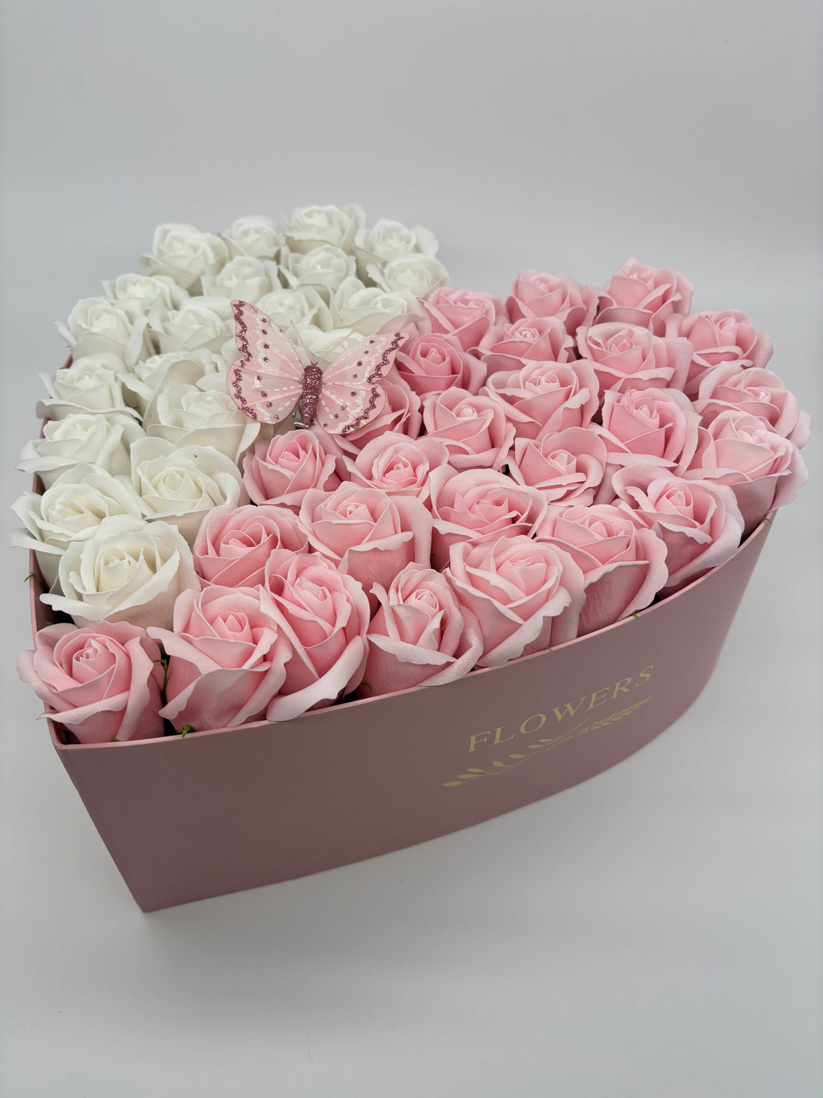 Aranjament floral forever,cutie în formă de inimă roz "Pink pearl"