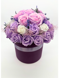 Aranjament flori "Lavender Dream",trandafiri de sapun in cutie rotunda.