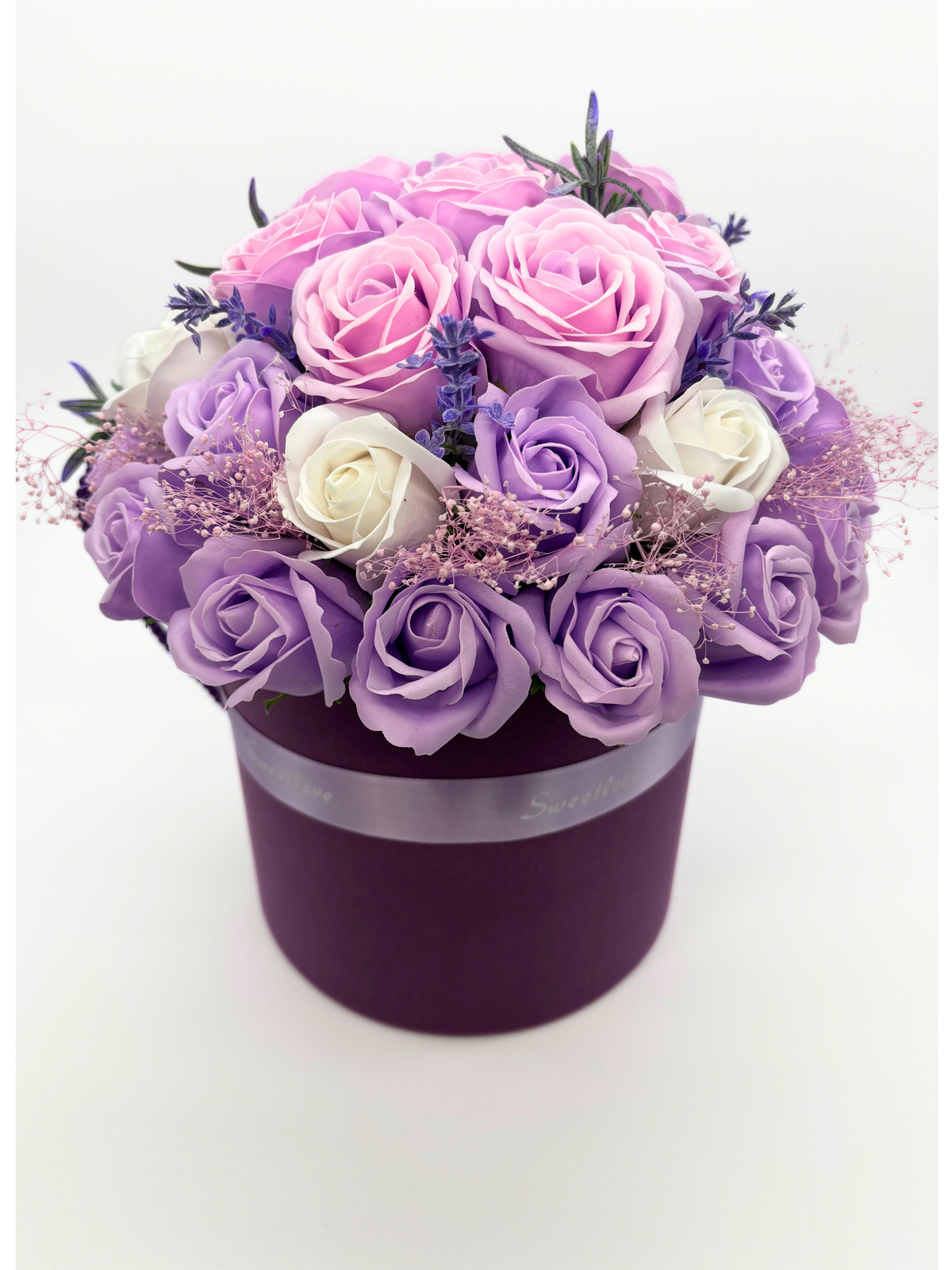 Aranjament flori "Lavender Dream",trandafiri de sapun in cutie rotunda.
