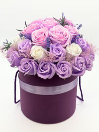 Aranjament flori "Lavender Dream",trandafiri de sapun in cutie rotunda.