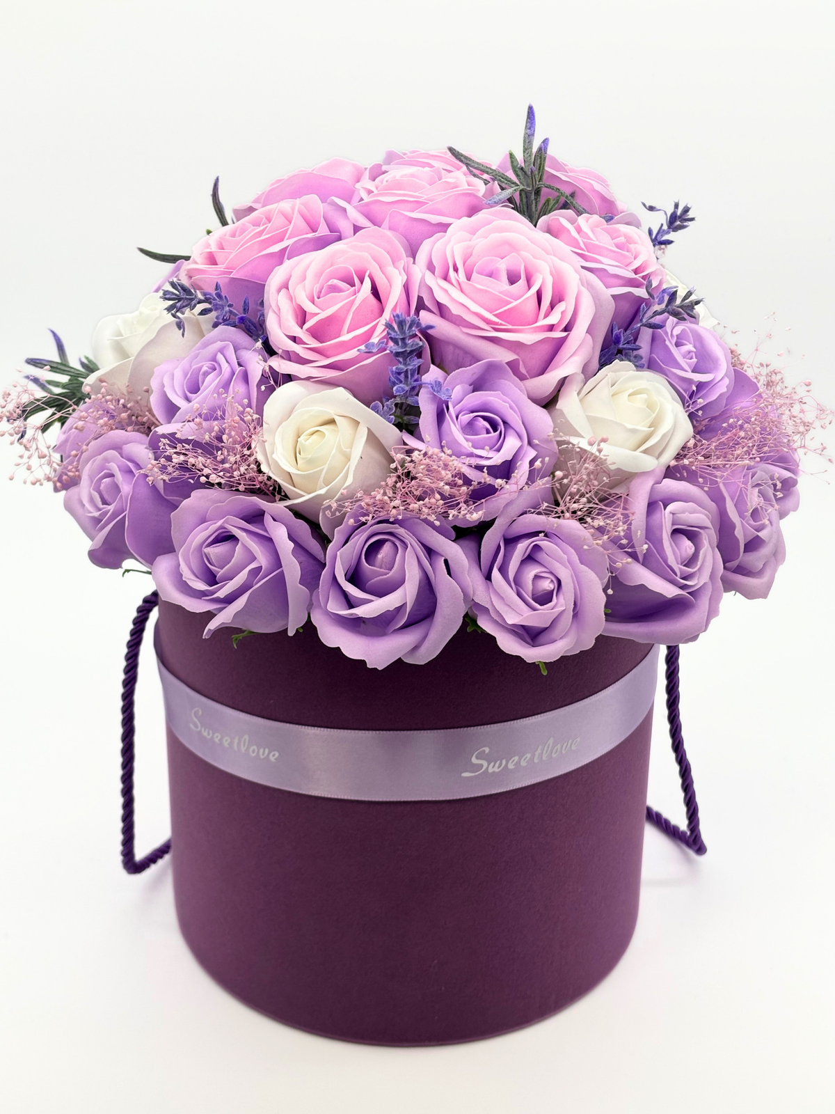 Aranjament flori "Lavender Dream",trandafiri de sapun in cutie rotunda.