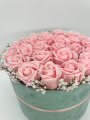 27 de trandafiri de sapun "Pink Romance" in cutie rotunda de catifea.