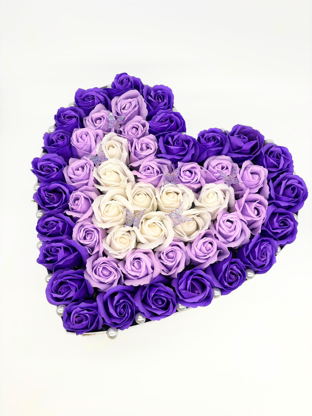 Aranjament floral forever,cutie în formă de inimă alba "Royal Purple Heart"