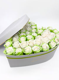 Aranjament floral forever,cutie în formă de inimă alba "Lime heart"