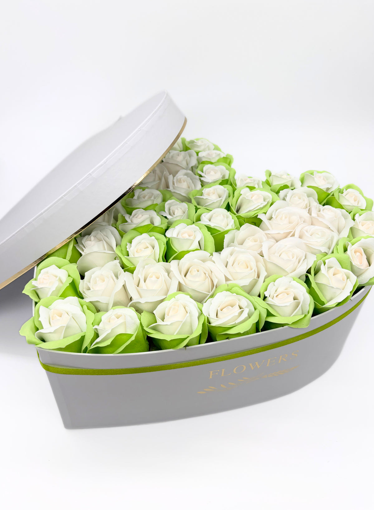 Aranjament floral forever,cutie în formă de inimă alba "Lime heart"