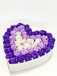 Aranjament floral forever,cutie în formă de inimă alba "Royal Purple Heart"