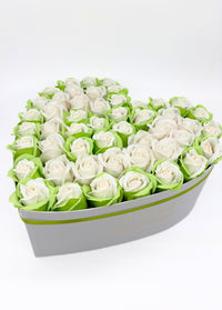 Aranjament floral forever,cutie în formă de inimă alba "Lime heart"