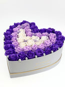 Aranjament floral forever,cutie în formă de inimă alba "Royal Purple Heart"