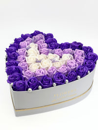 Aranjament floral forever,cutie în formă de inimă alba "Royal Purple Heart"
