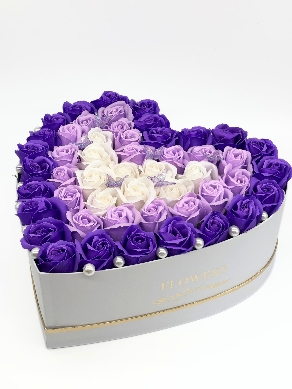 Aranjament floral forever,cutie în formă de inimă alba "Royal Purple Heart"
