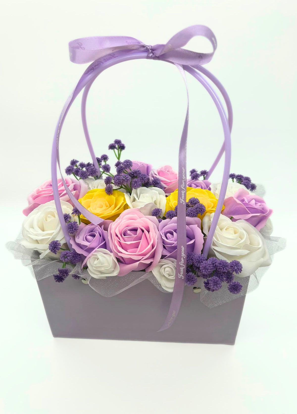 Aranjament din flori parfumate de sapun "LAVENDER GARDEN" tip cosulet cu 17 trandafiri