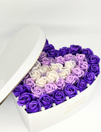Aranjament floral forever,cutie în formă de inimă alba "Royal Purple Heart"