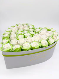 Aranjament floral forever,cutie în formă de inimă alba "Lime heart"