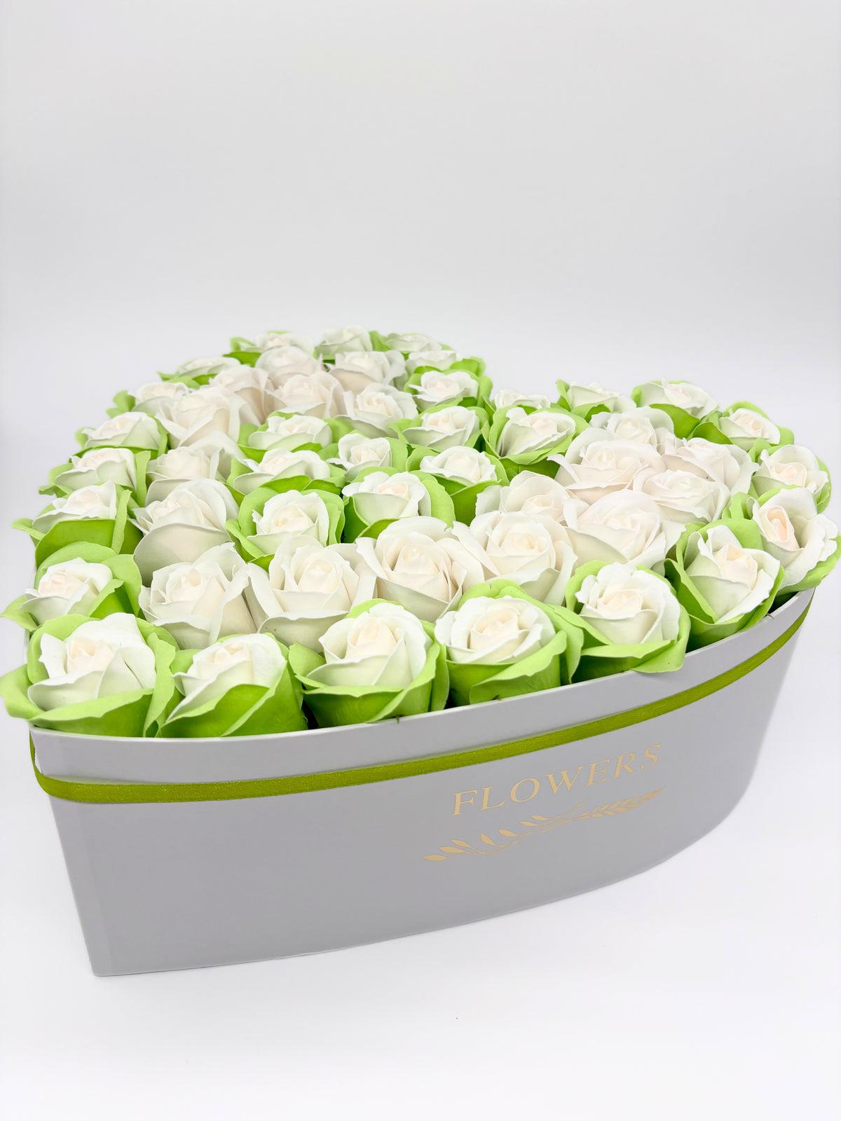Aranjament floral forever,cutie în formă de inimă alba "Lime heart"