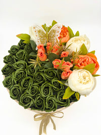 Aranjament floral in cutie rotunda bej de catifea,cu trandafir de sapun "Forest Sunset"